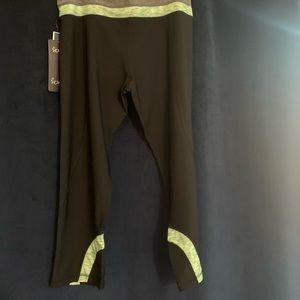 NWT VOGO Athletica Cropped Leggings